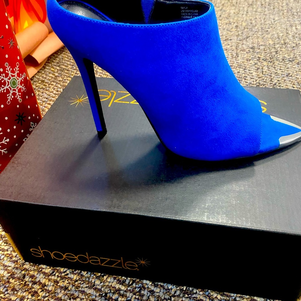 New in box never worn. 4.5 in heel size 11 but is cut small.